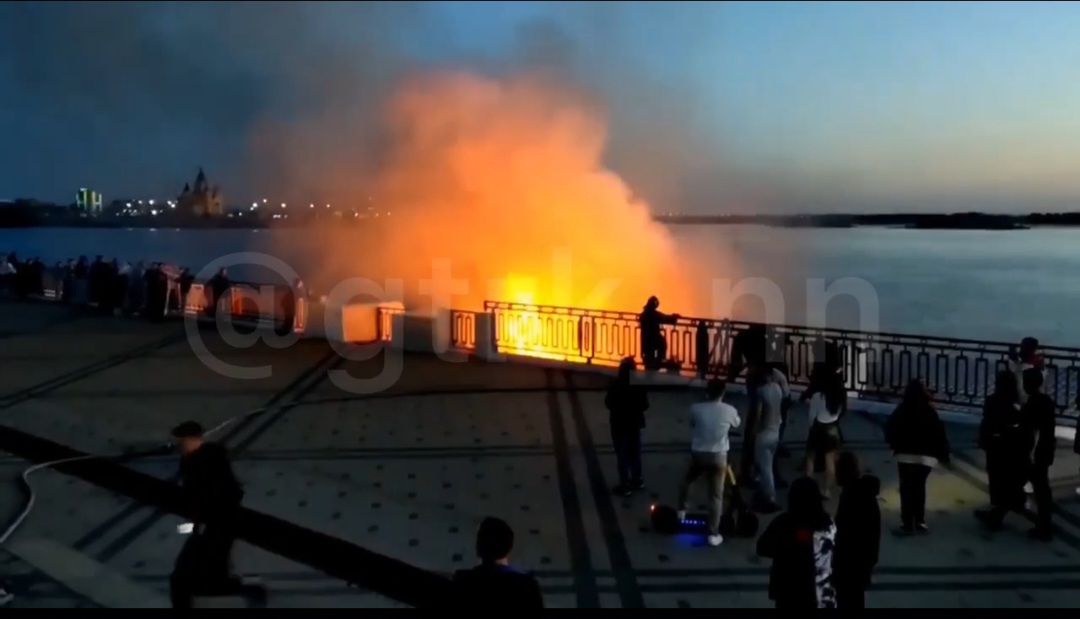 Ярким пламенем полыхнул в ночи дебаркадер в Нижнем Новгороде