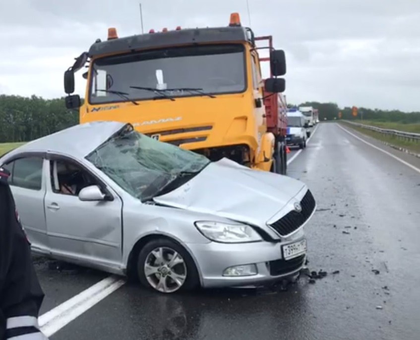 Два человека погибли в аварии с КамАЗом на мокрой дороге