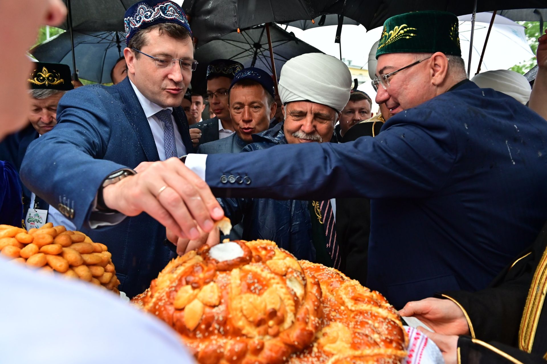 Чак-чак и другие татарские блюда продегустировал Никитин на Волжском Сабантуе