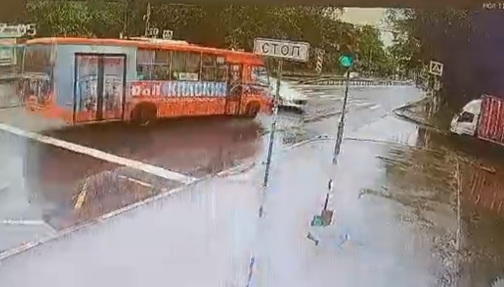 Появилось видео, как автобус снес иномарку и впечатал ее в столб в Нижнем Новгороде
