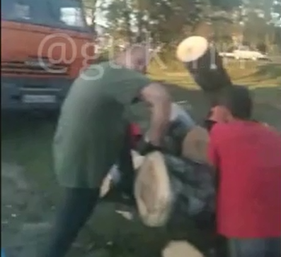 Жителей возмутили рабочие, срубающие деревья в Щербинках