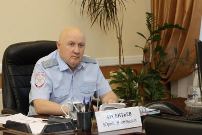 Генерал-лейтенант полиции Юрий Арсентьев в течение часа отвечал на поступающие вопросы от жителей