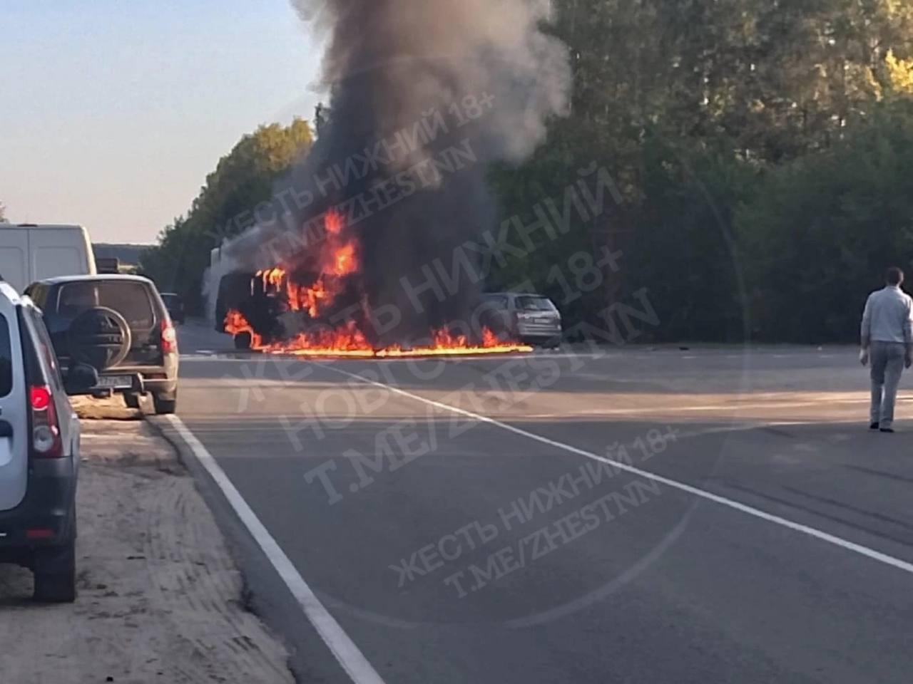 УАЗ с военными влетел в фуру в Нижегородской области и загорелся: есть  погибшие