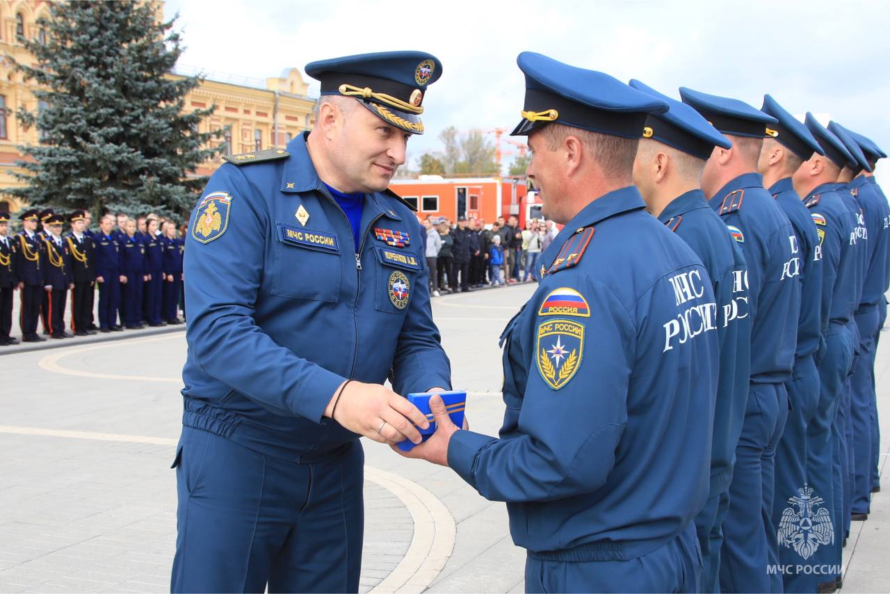 Нижегородские пожарные получили ключи от новой спецтехники из рук главы МЧС России
