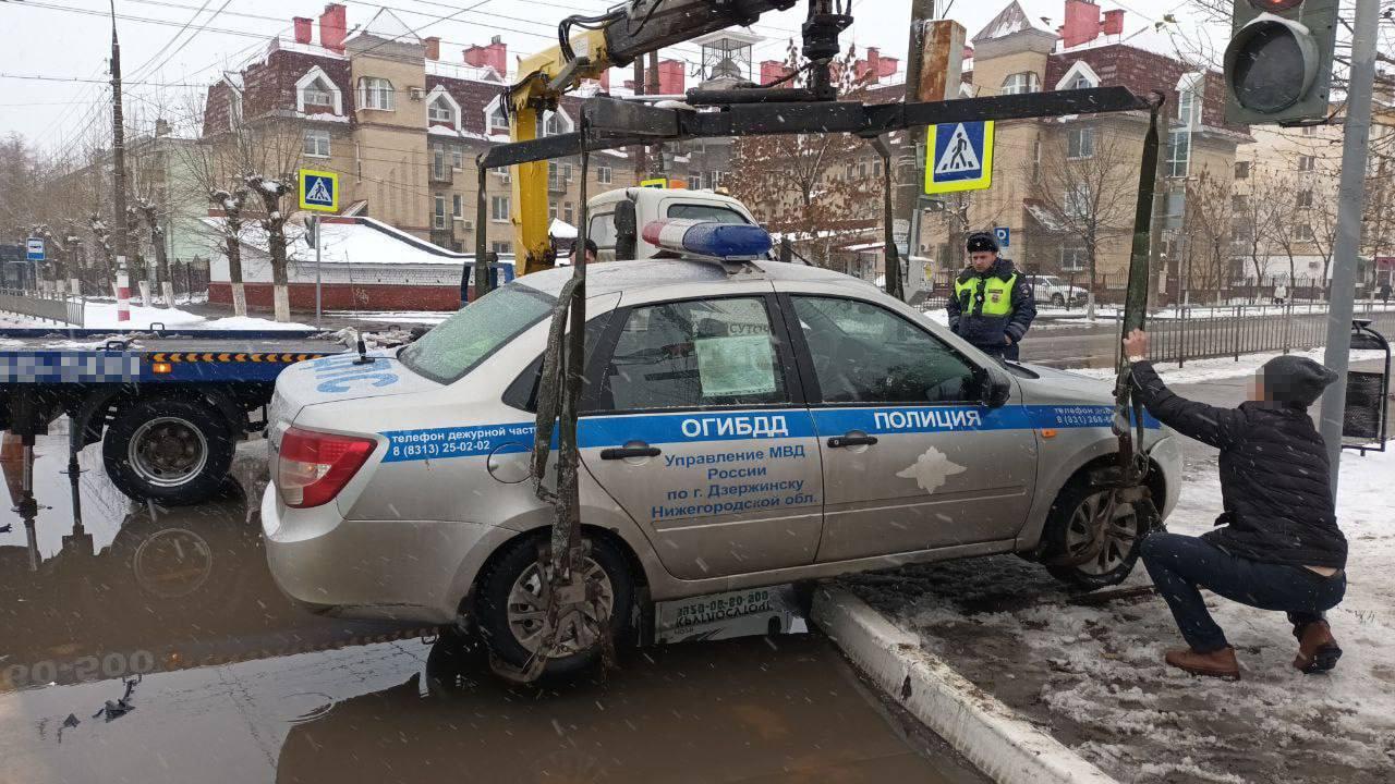 Женщина-водитель проехала на красный и врезалась в автомобиль ГИБДД в  Дзержинске