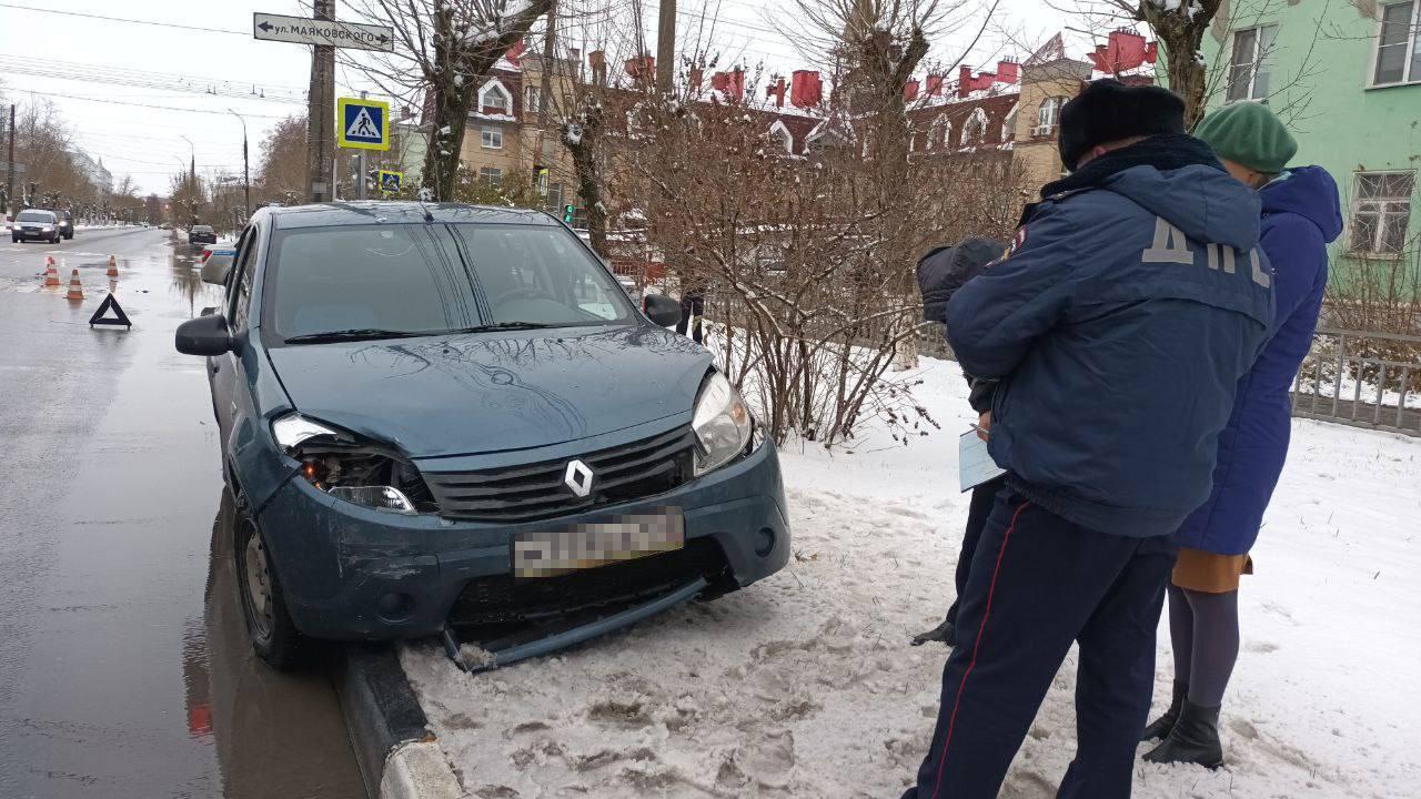 Женщина-водитель проехала на красный и врезалась в автомобиль ГИБДД в  Дзержинске