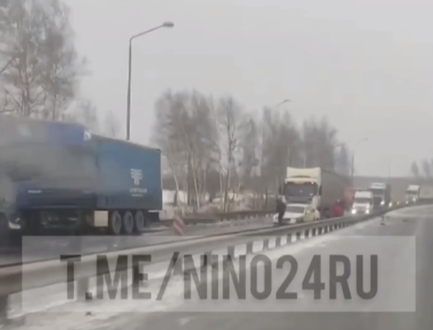 На М7 в Нижегородской области образовалась пробка из-за фуры