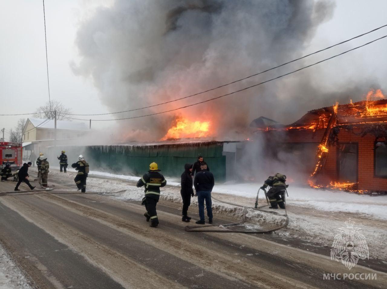 В Нижнем Новгороде загорелся склад на 400 квадратов