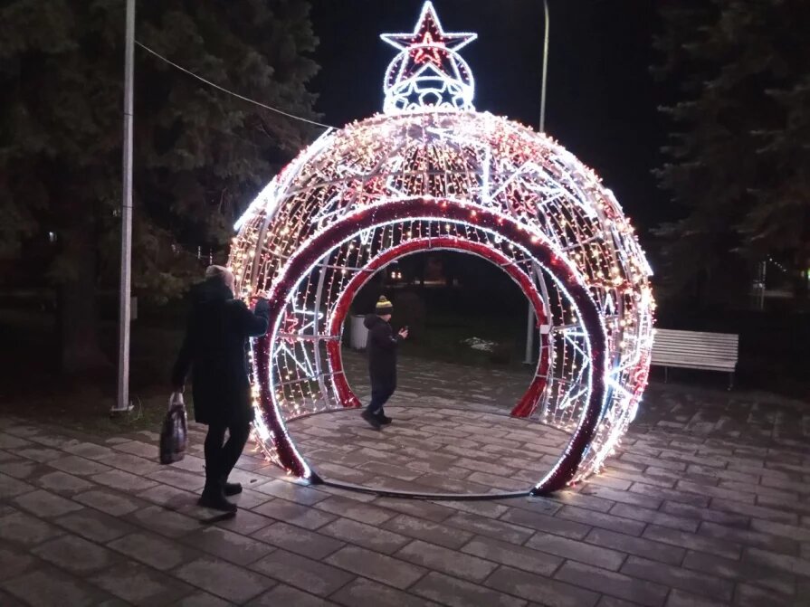 Новогодняя атмосфера появилась на улицах Харцызска благодаря Нижегородской области