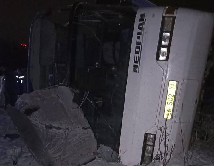 Автобус, ехавший из Нижнего Новгорода в Тольятти, опрокинулся в Чувашии: есть погибшие