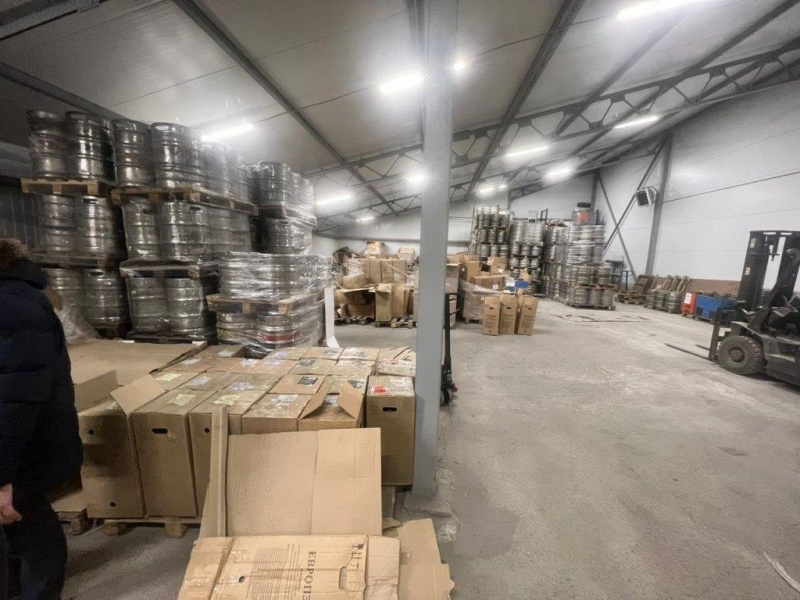 Нижегородские полицейские обнаружили склад с 25 000 литрами пива неизвестного происхождения
