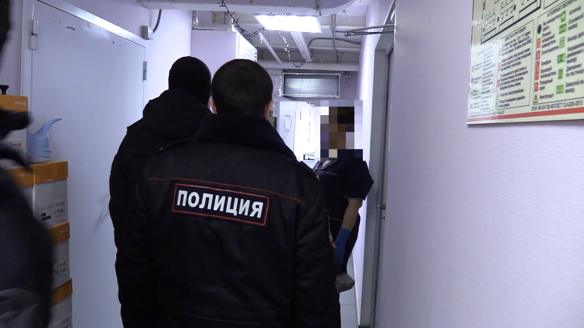 В Канавинском районе полицейские ловили мигрантов, которые прятались в подсобке ТЦ