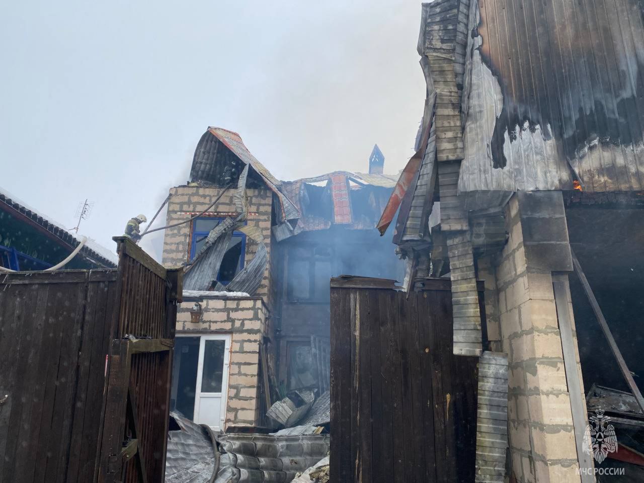 В Сосновском районе с утра тушили пожар на 350 квадратов: огонь охватил частный дом и постройки