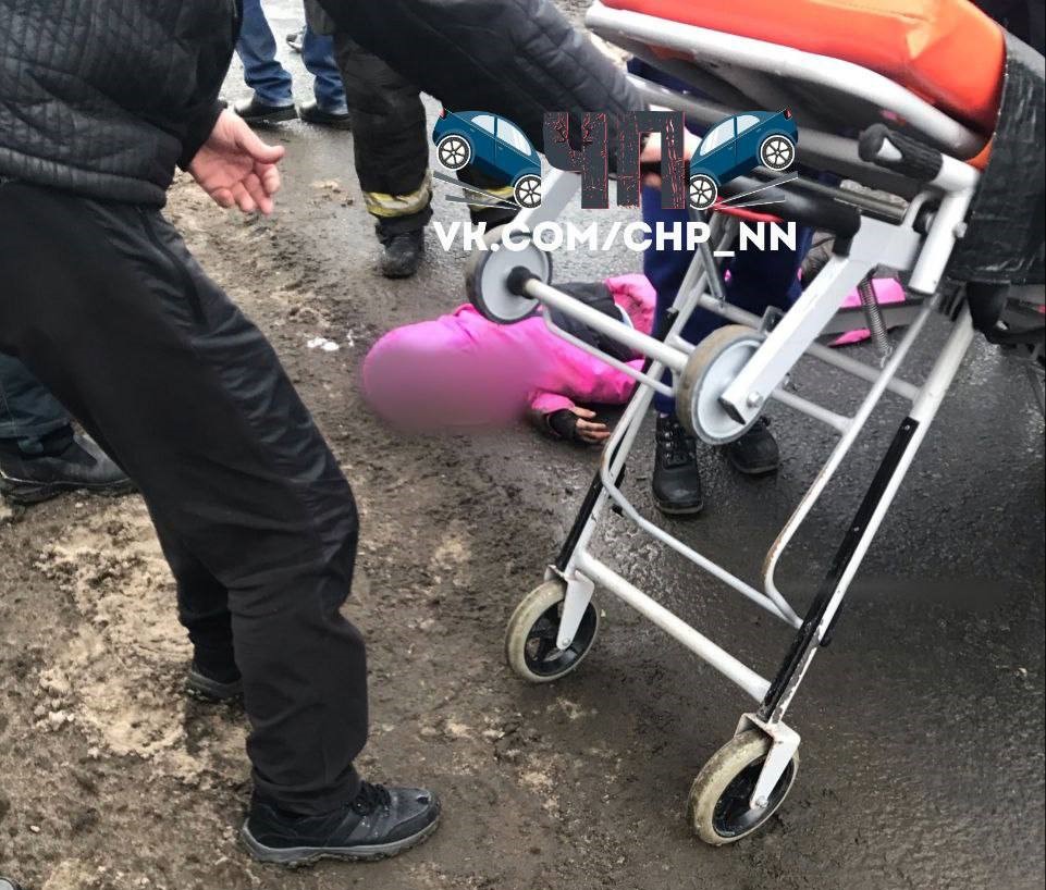 В Московском районе легковушка сбила двух детей: одна из них в реанимации
