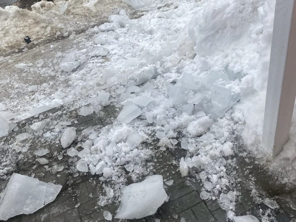 Жители Дзержинска бьют тревогу: с крыш падают ледяные глыбы