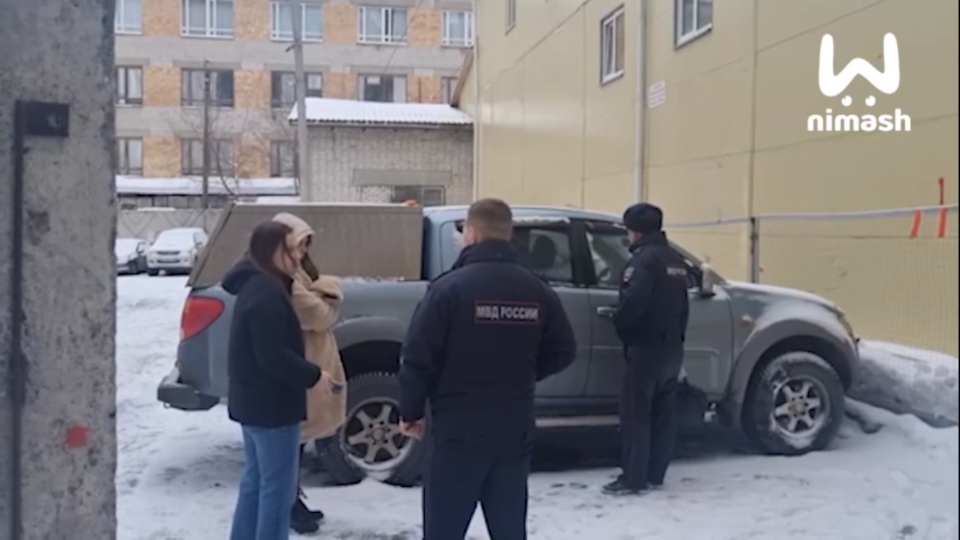 В Нижнем Новгороде собака вторые сутки сидит в кузове машины без воды и еды