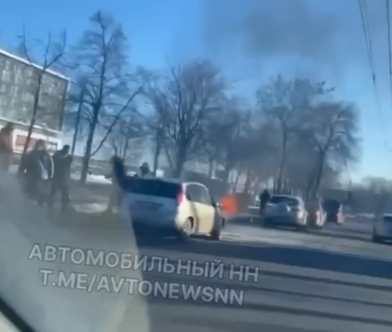В Нижнем Новгороде посреди дороги полыхает легковушка
