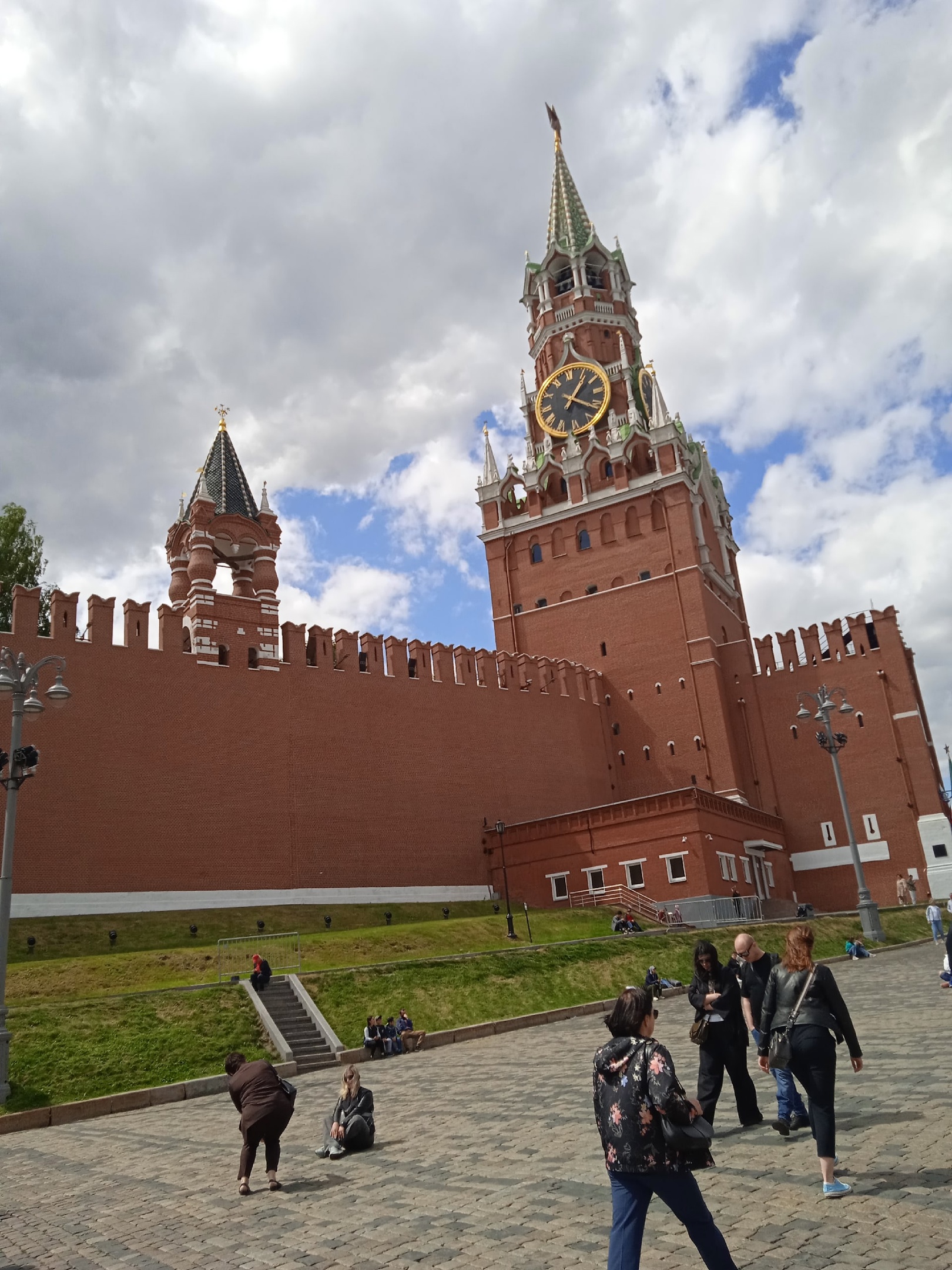 Даже в апреле не почувствуете настоящей весны: тепло отменяется, москвичи вне себя от ярости