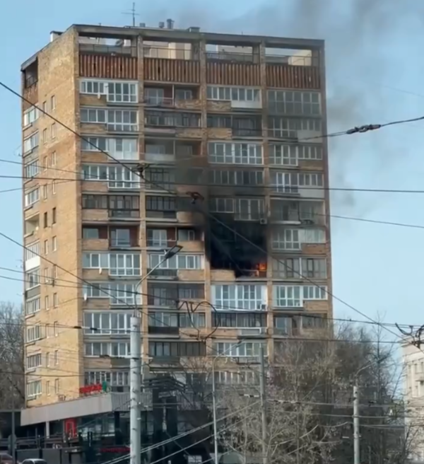 В центре Нижнего Новгорода полыхает многоэтажка