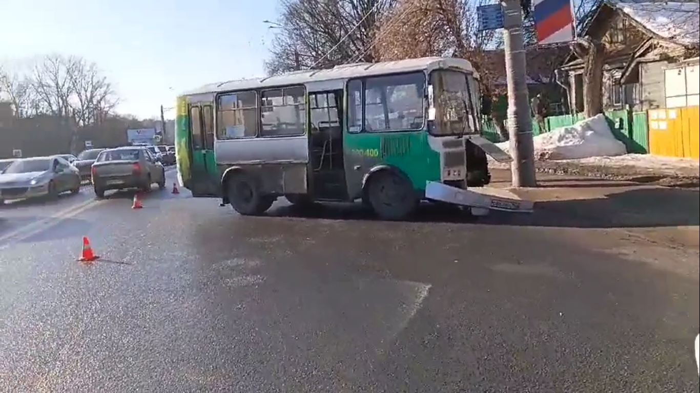 Водитель и три пассажира пострадали в ДТП с участием автобуса и столба в Нижнем Новгороде