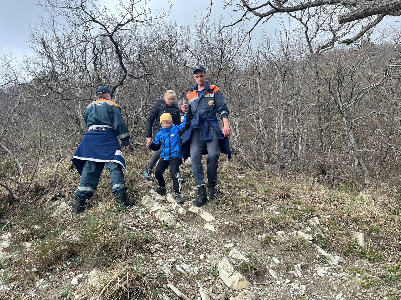 Туристам с детьми из Нижнего Новгорода потребовалась помощь на склоне горы в Геленджике 