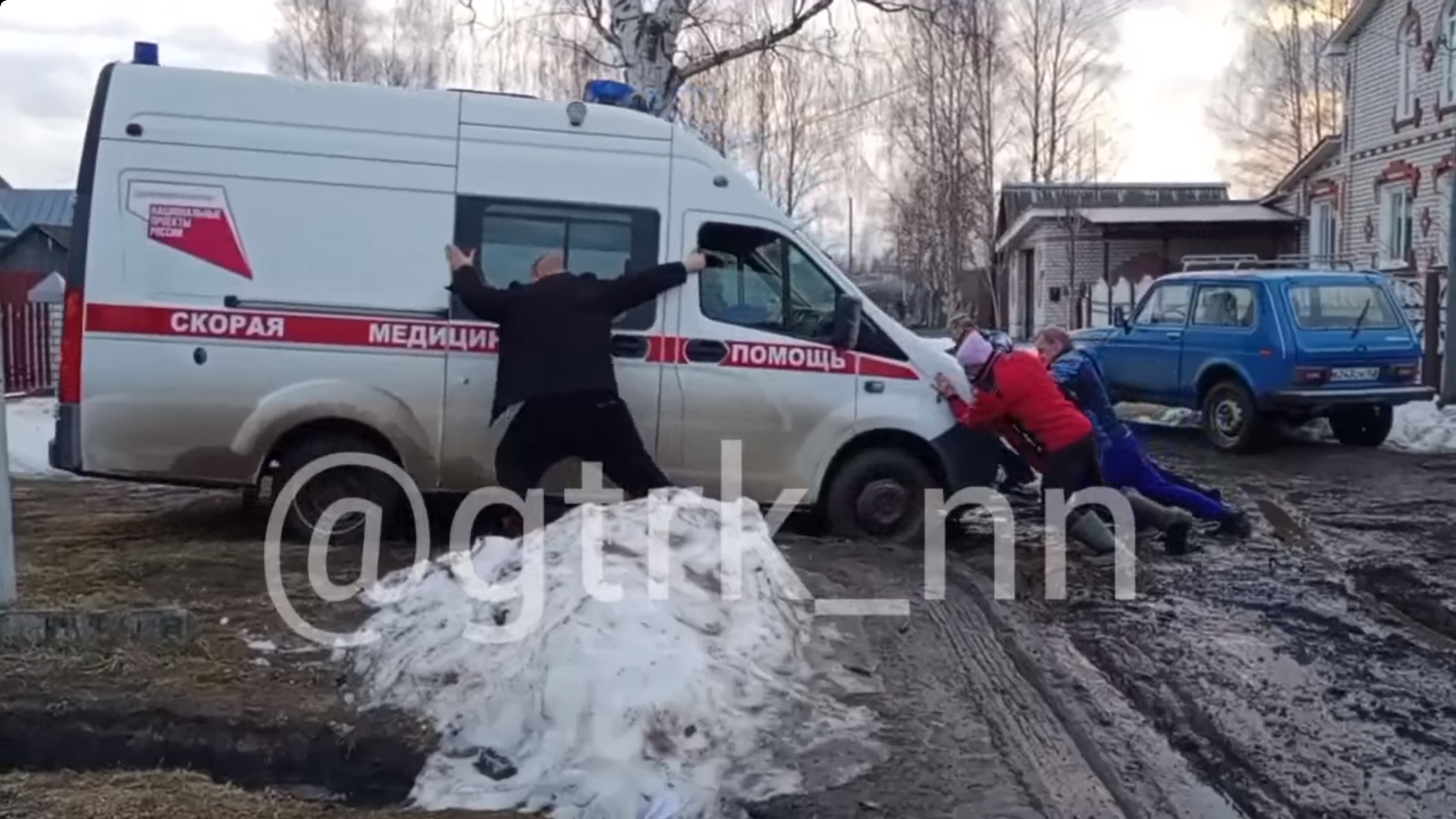 Скорая застряла в грязи в Павловском районе: медикам пришлось идти пешком к ребенку