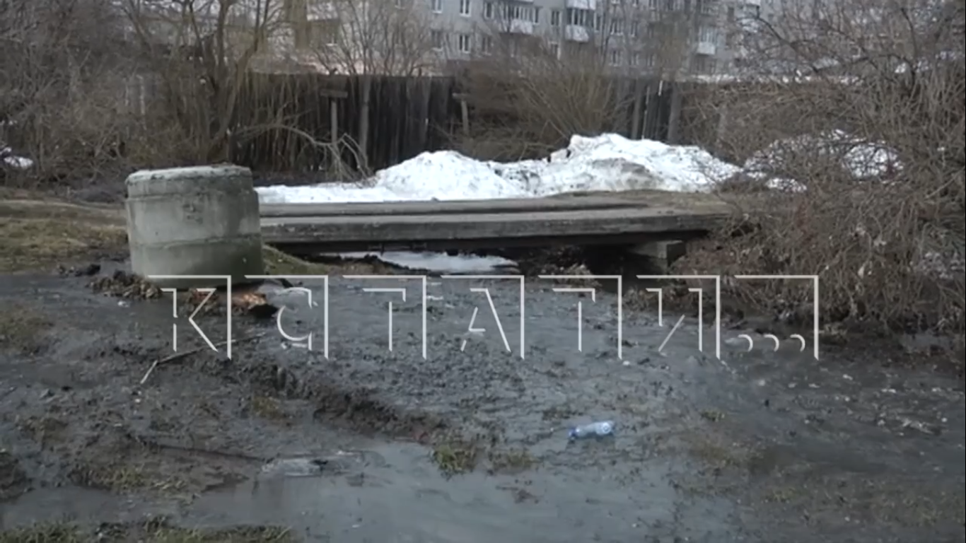 Канализационные воды фонтаном бьют из колодцев в Богородске, заливая улицу и отравляя реку 