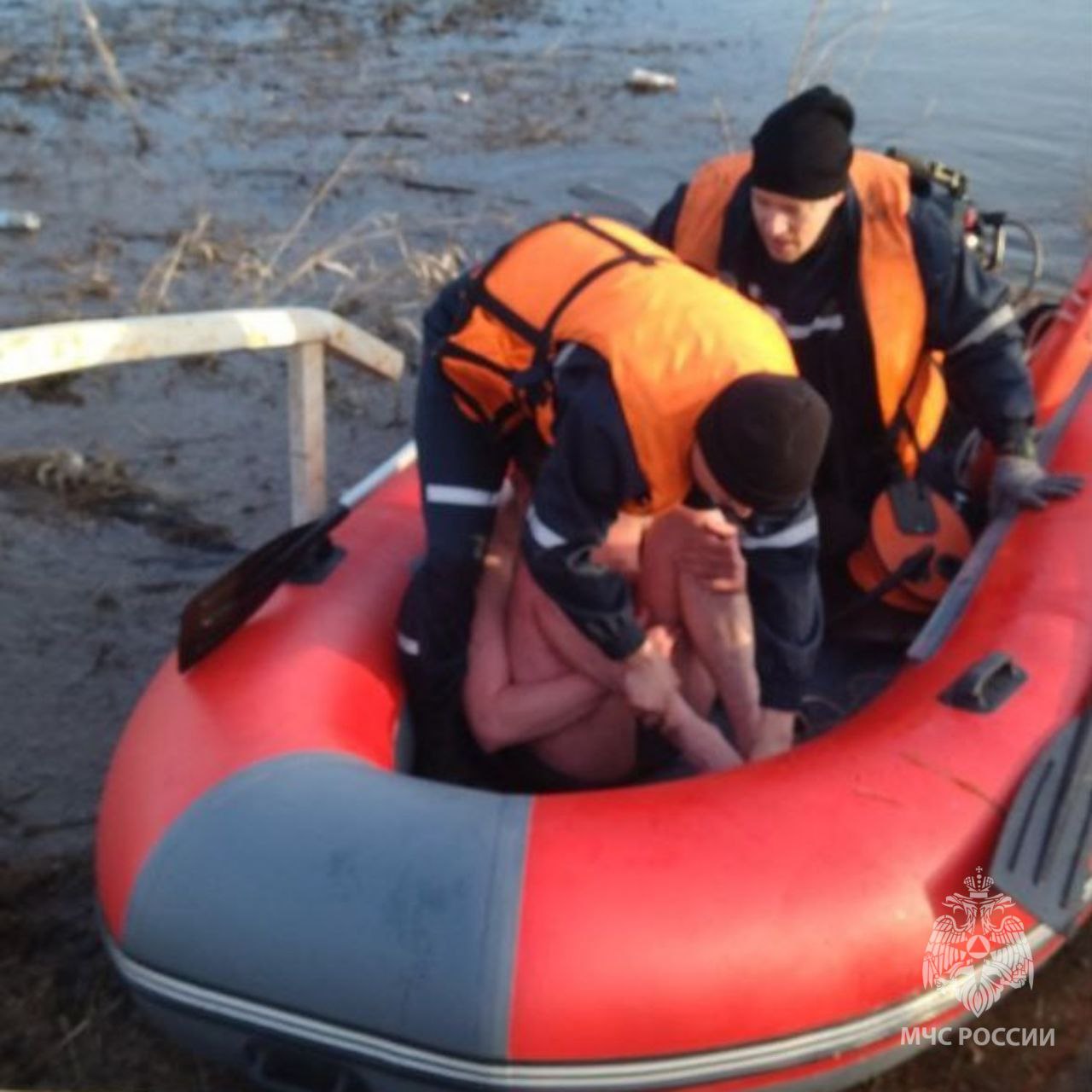 Спасатели достали мужчину из воды в Нижнем Новгороде: его доставили в больницу