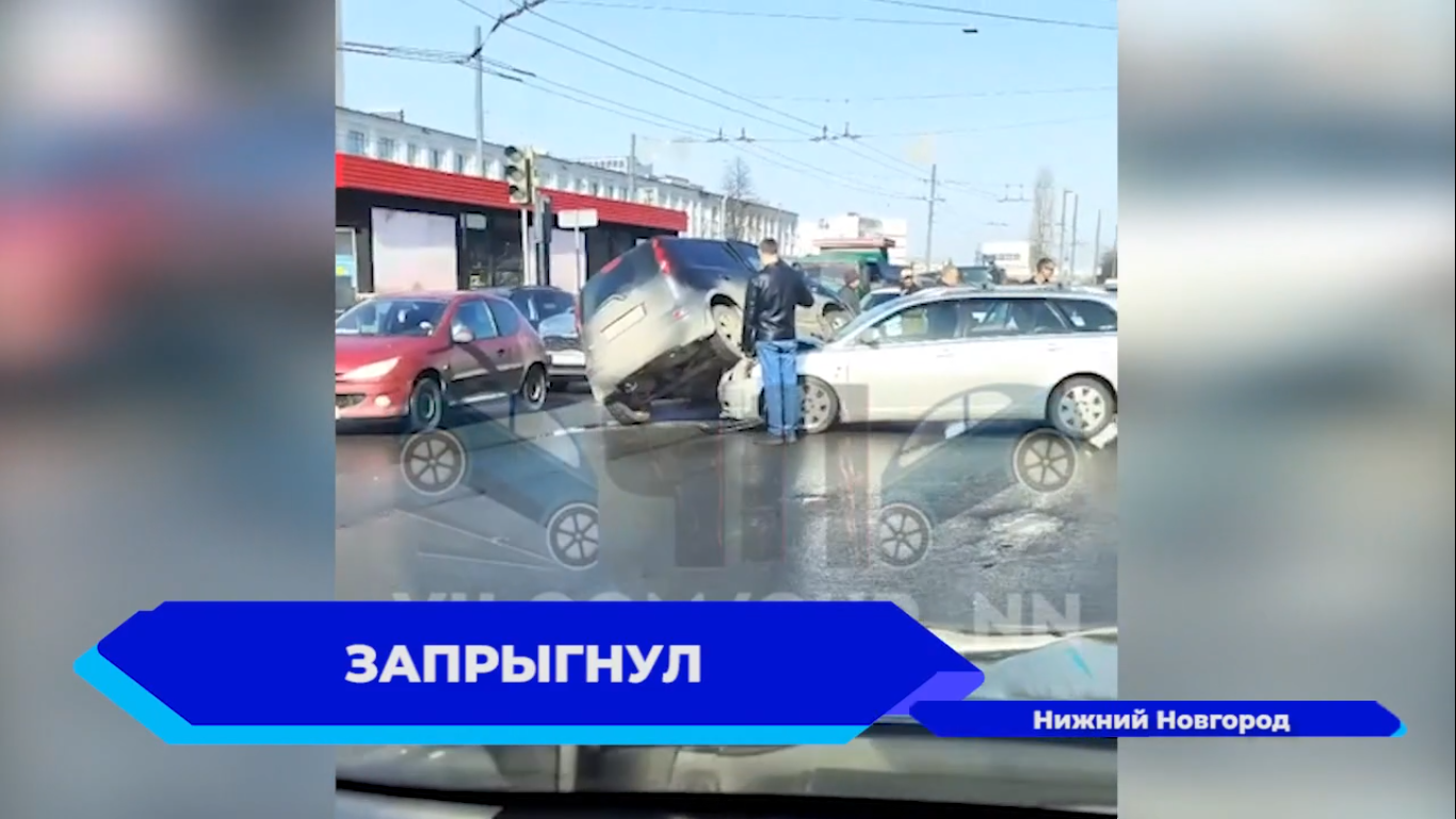 Кроссовер запрыгнул на капот другого авто в Нижнем Новгороде