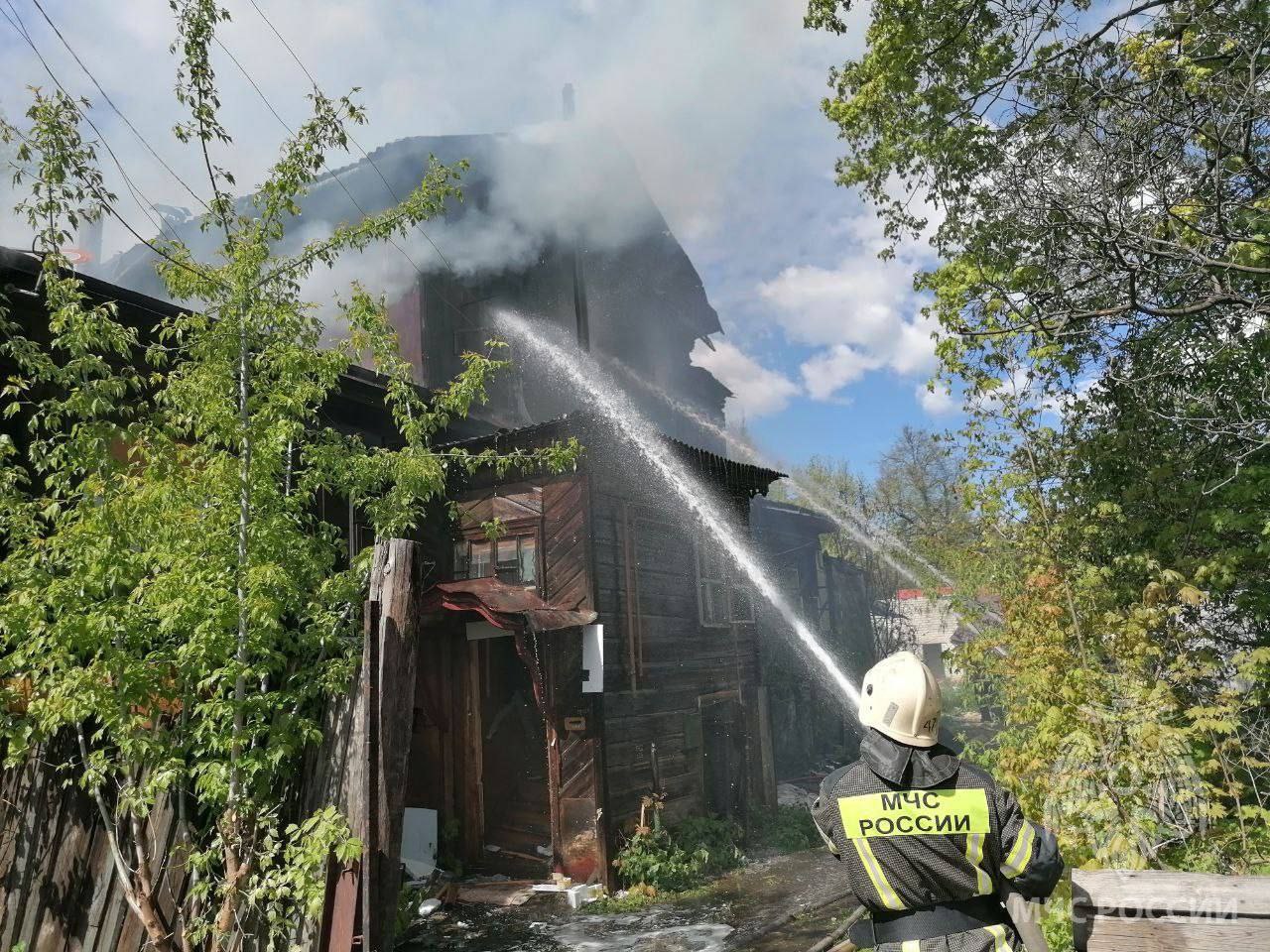 Более 20 пожарных тушили вспыхнувший посреди дня дом в Арзамасе