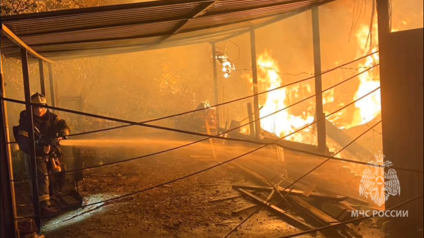 Почти 40 пожарных тушили ночью частные дома в Сормовском районе 