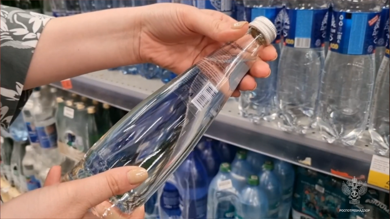 Пить можно не всем: проверьте это, перед покупкой воды в бутылках