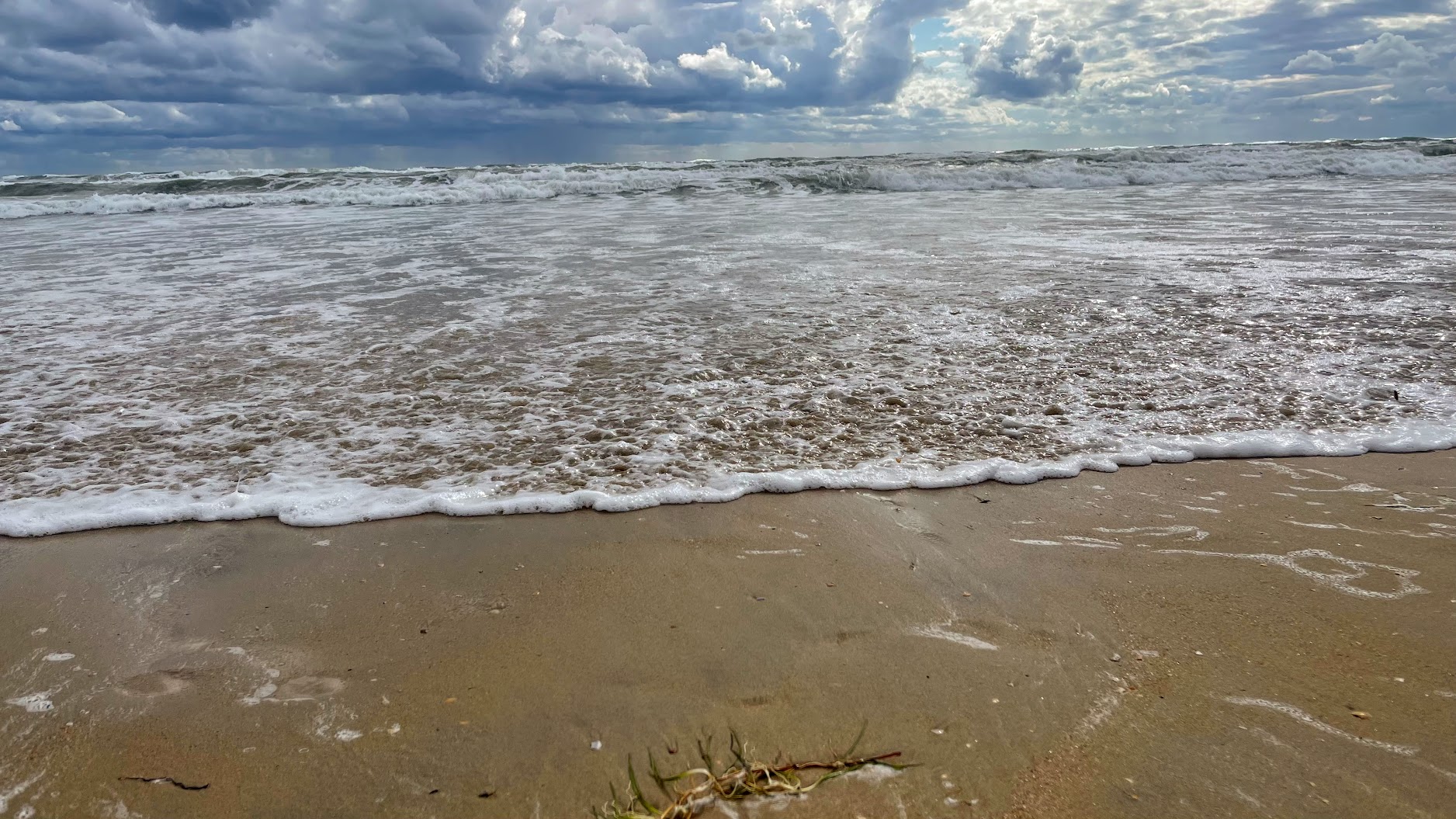 Секретные пляжи Абхазии: где найти уединение и кристально чистое море?