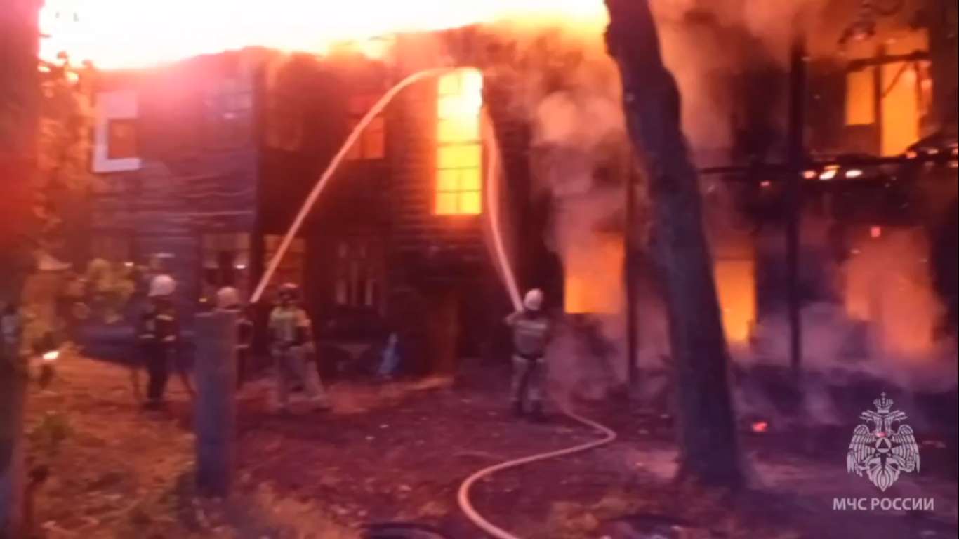50 пожарных тушили вспыхнувший ночью деревянный дом в Нижнем Новгороде