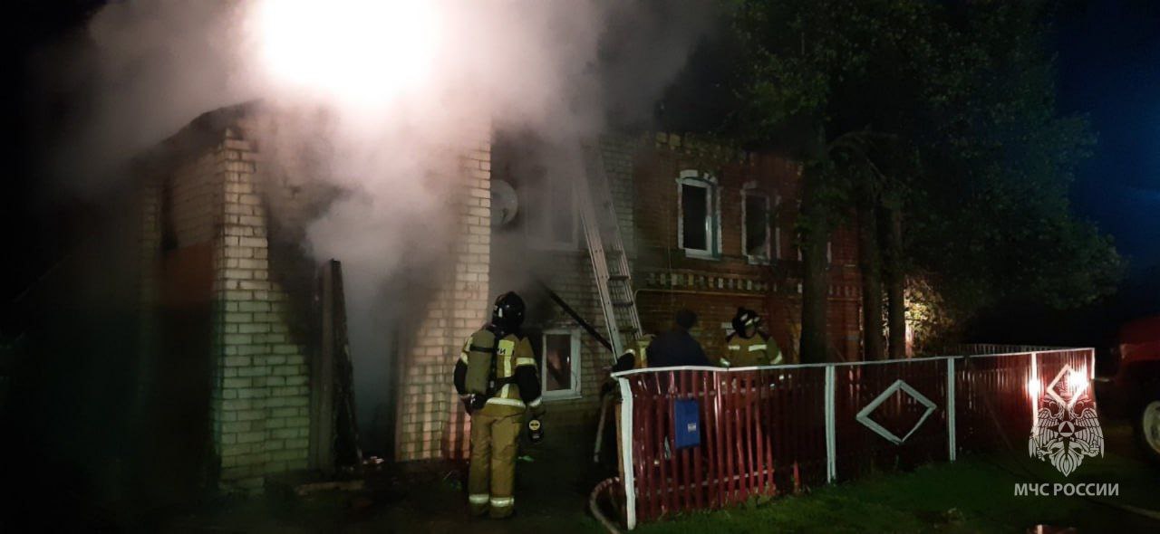 В Спасском районе вспыхнул жилой дом: есть пострадавший