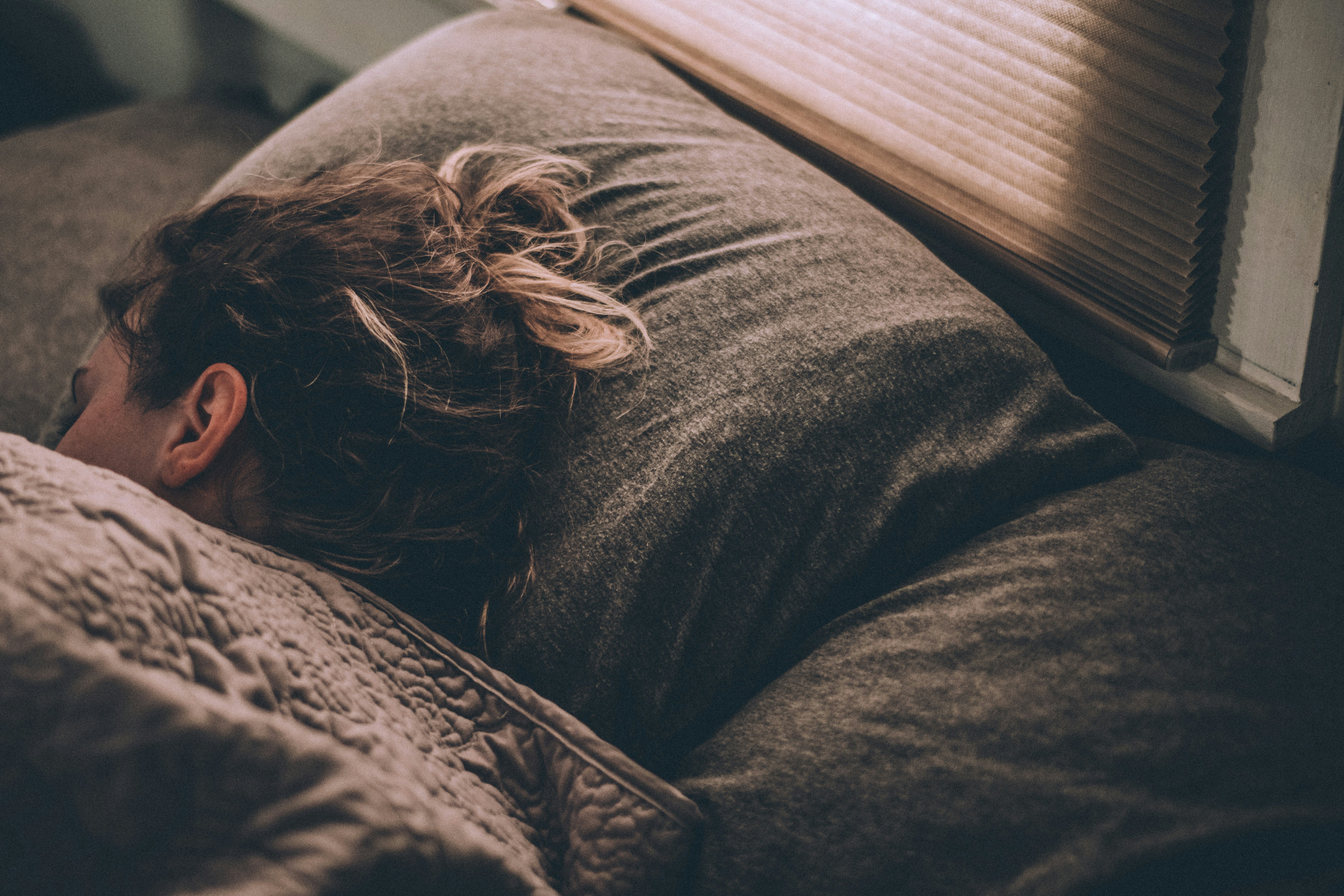 Опасный отдых: врач предупредила о последствиях длительного сна в выходные
