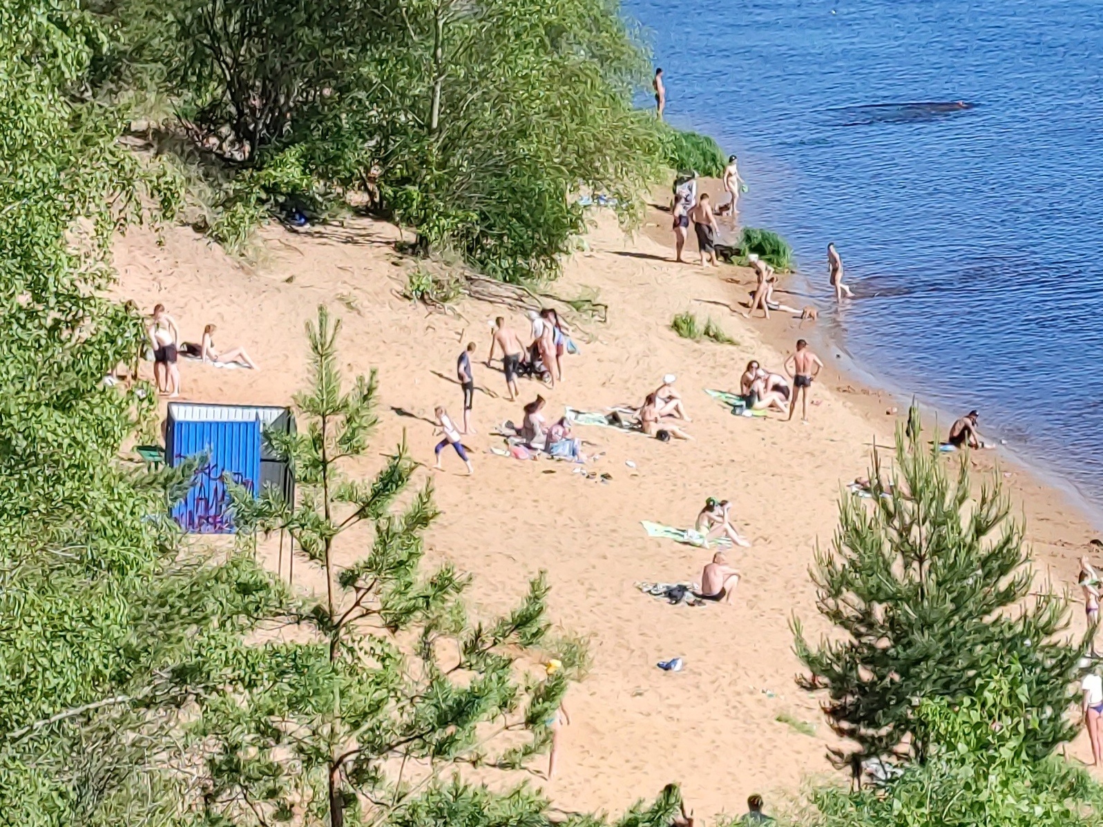 В этих местах сливают канализацию и водятся 10-метровые паразита, а вы купаетесь там всей семьей