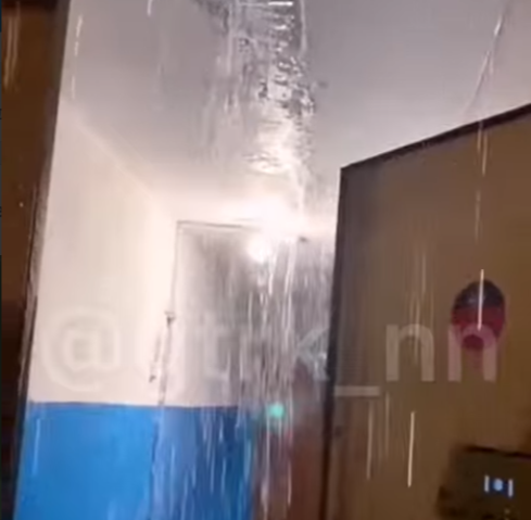 В Нижнем Новгороде после дождей затопило многоэтажку: жильцы черпают воду совками