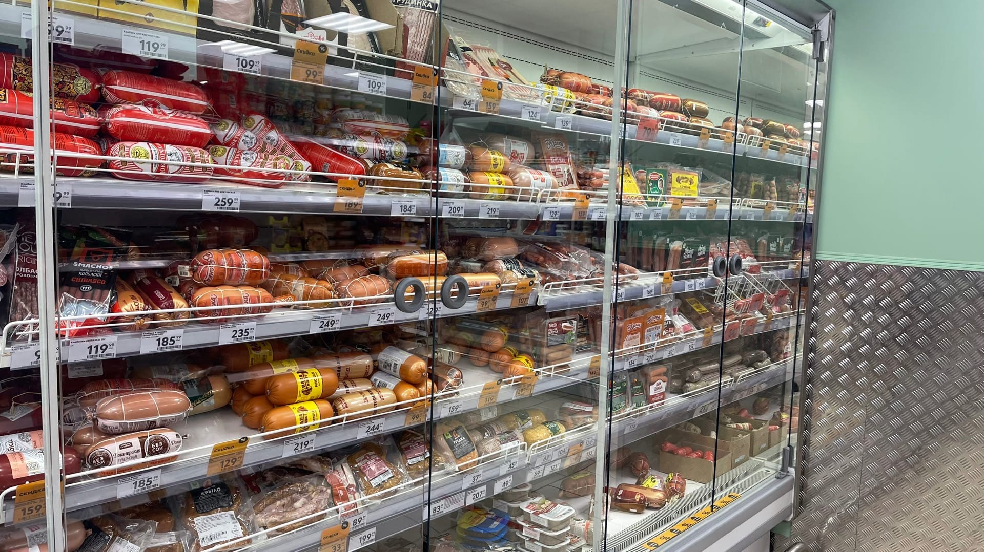 "Мяса нет, одна соя": Роскачество выявило марки колбас, которые не стоит покупать даже со скидкой