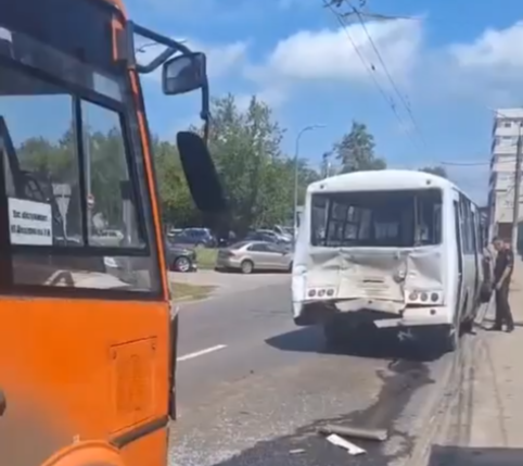 Две маршрутки столкнулись на остановке в Нижнем Новгороде посреди дня