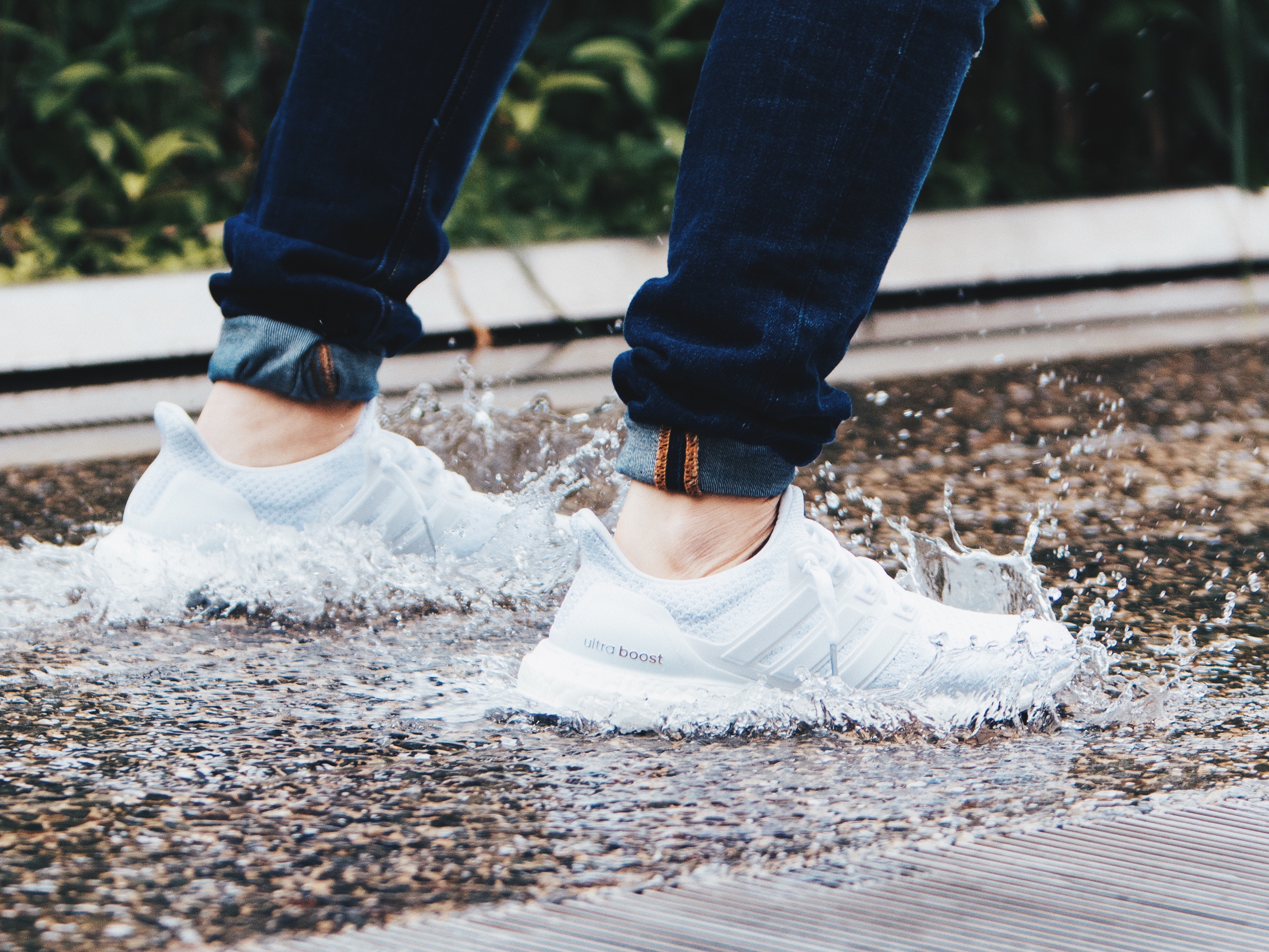 Белые кроссовки снова как новые: 5 простых, но эффективных методов чистки