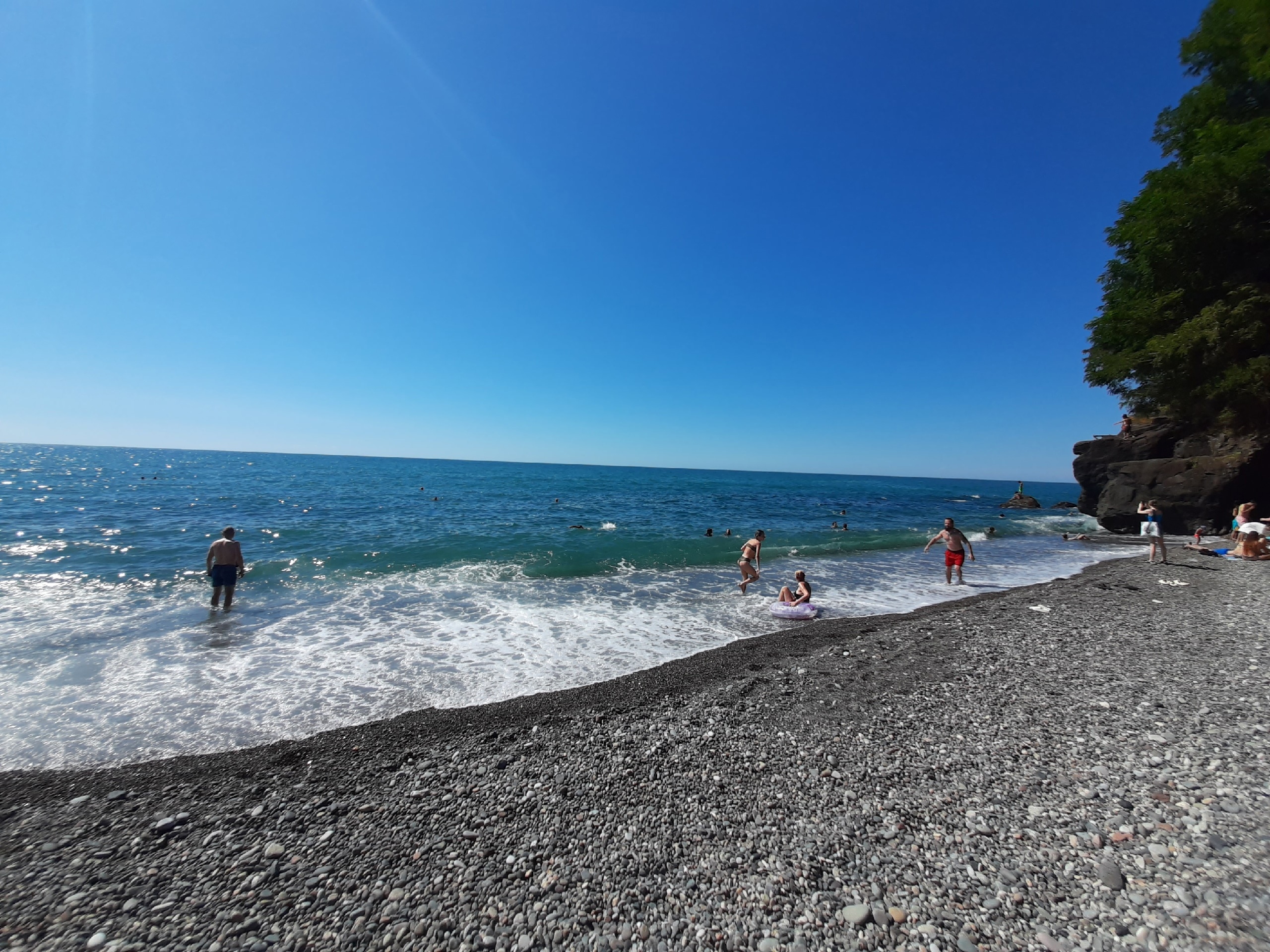 Теперь нельзя: туристам запретили купаться в Черном море