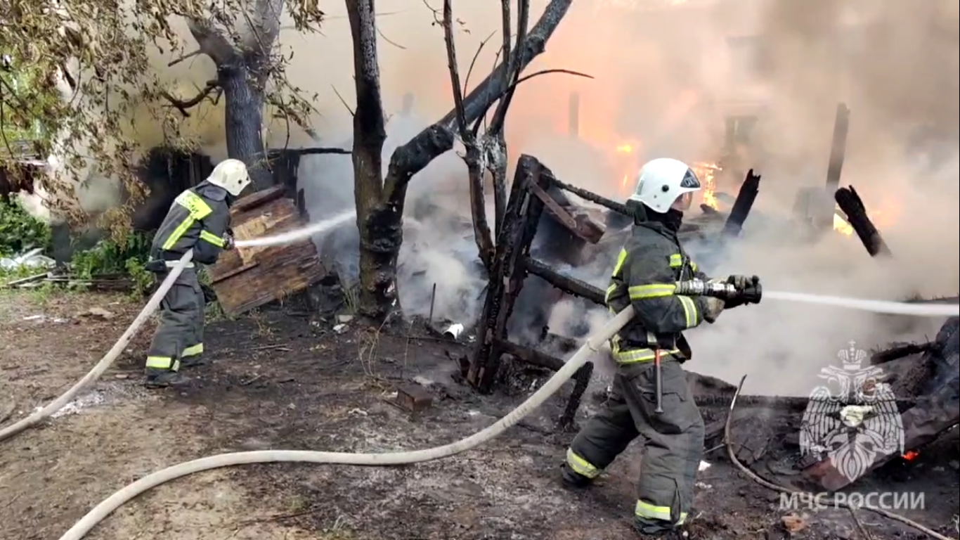 Прямо сейчас 28 пожарных тушат сараи на Усиевича 