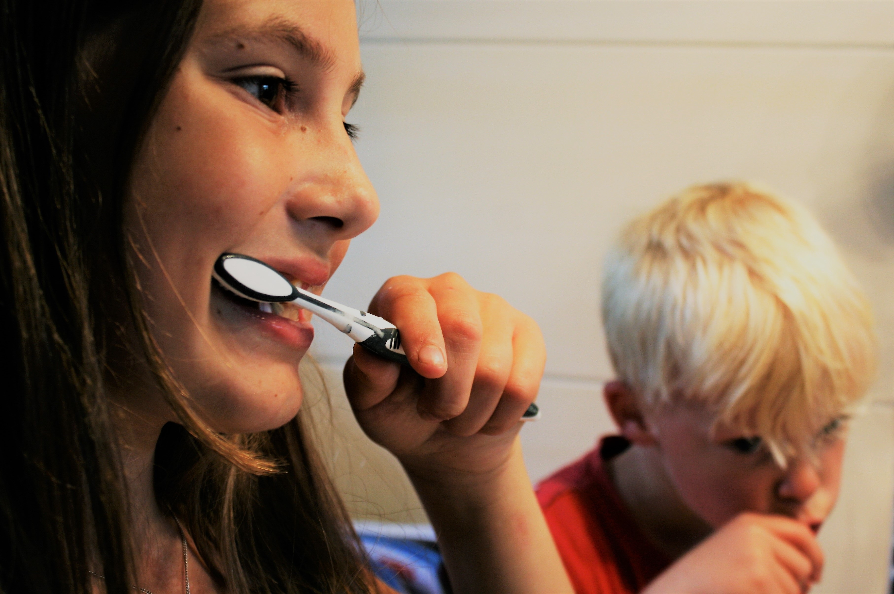 Почему не стоит смывать зубную пасту водой: стоматолог раскрывает секрет здоровой улыбки