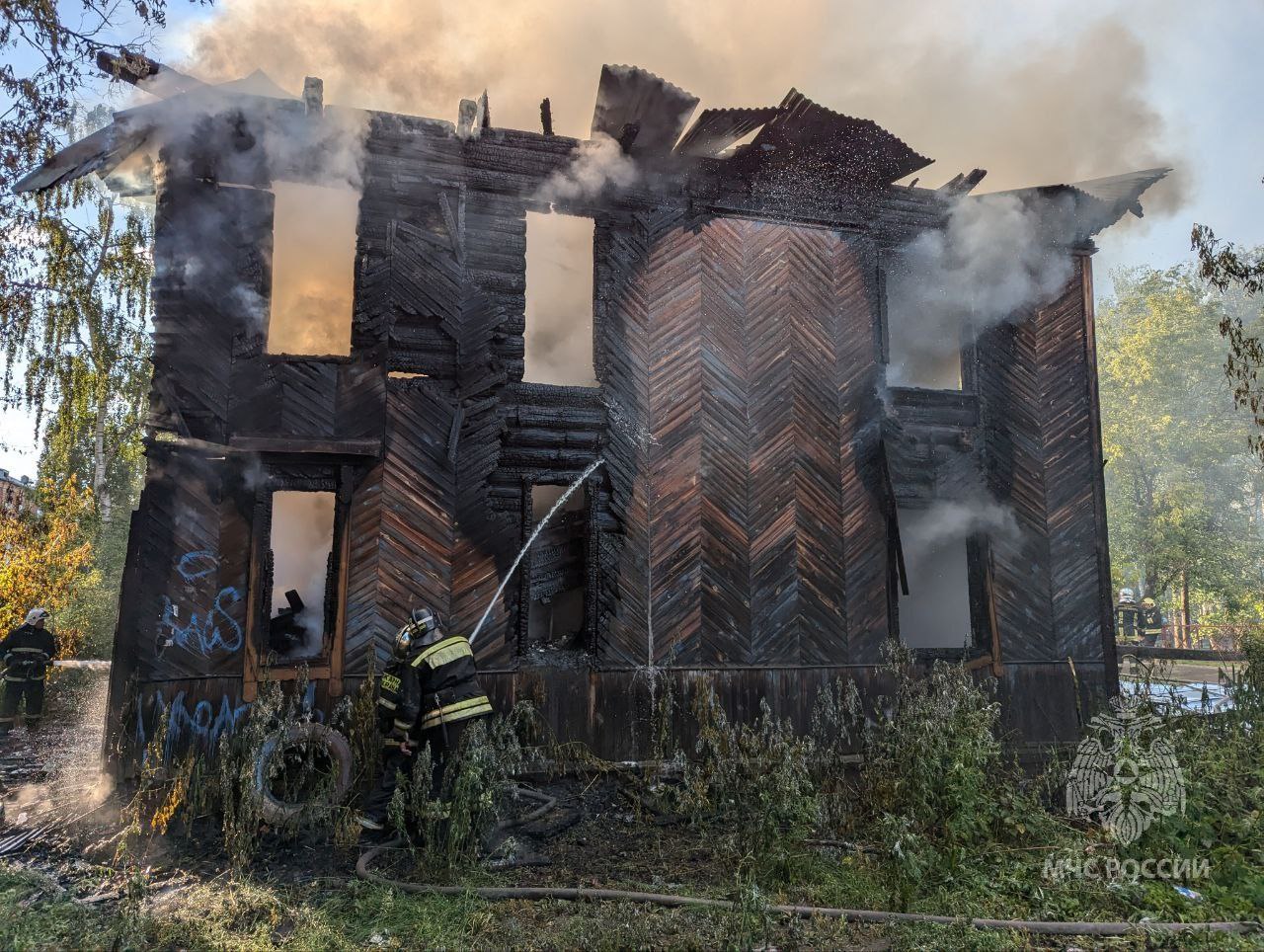 28 пожарных рано утром тушили заброшенный дом в Нижнем Новгороде