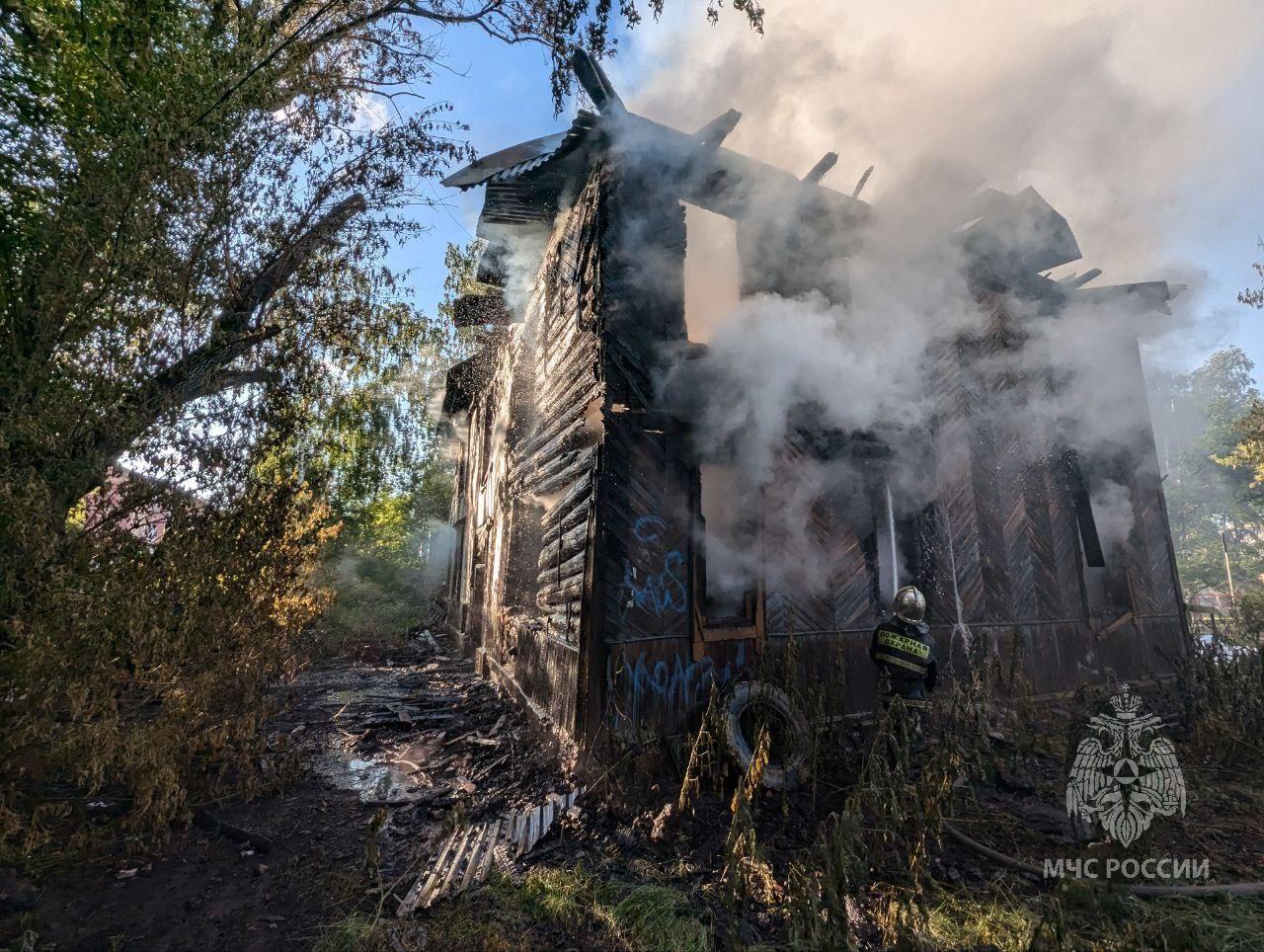 28 пожарных рано утром тушили заброшенный дом в Нижнем Новгороде