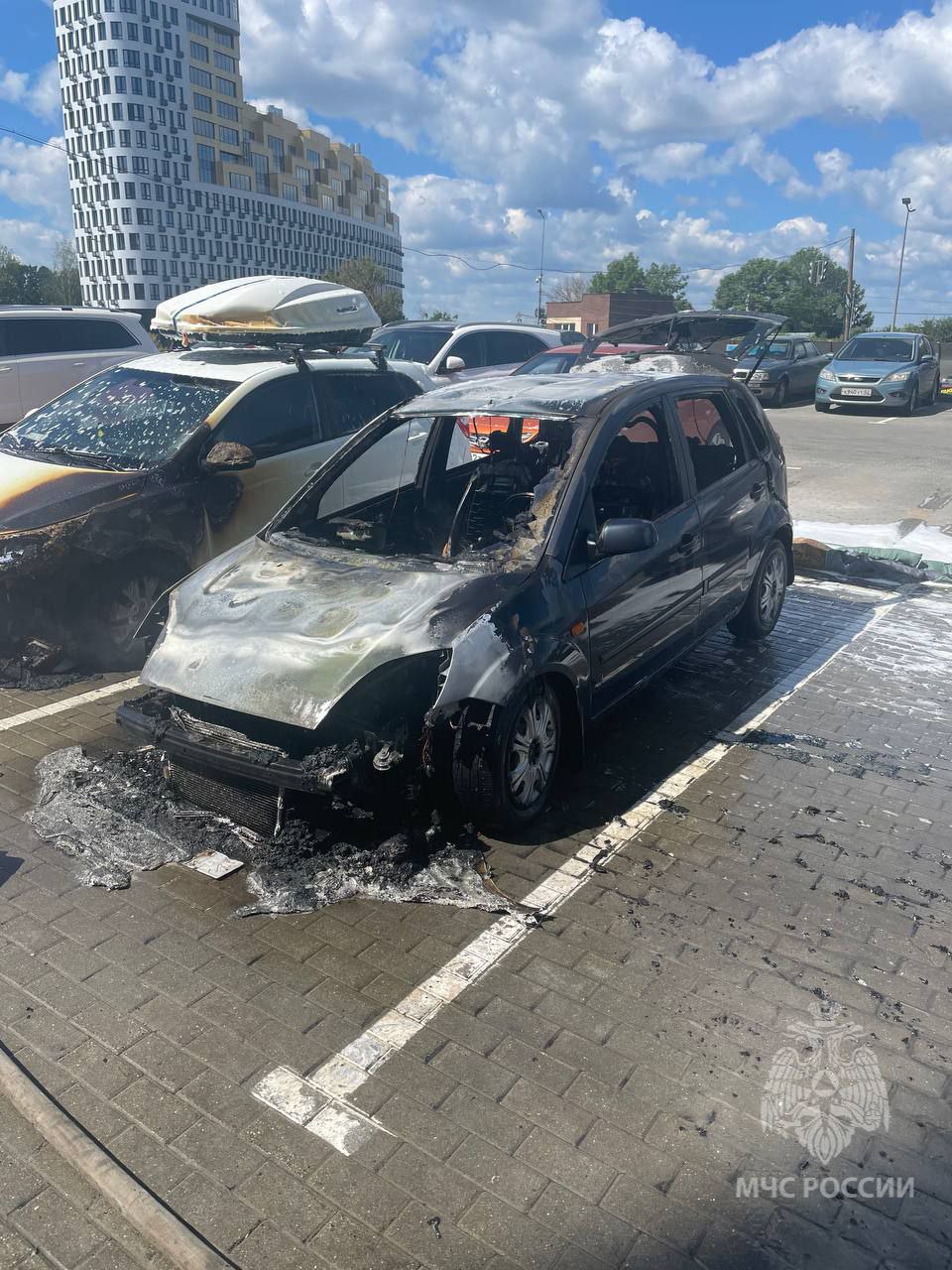 Несколько машин сгорели на парковке в Нижнем Новгороде