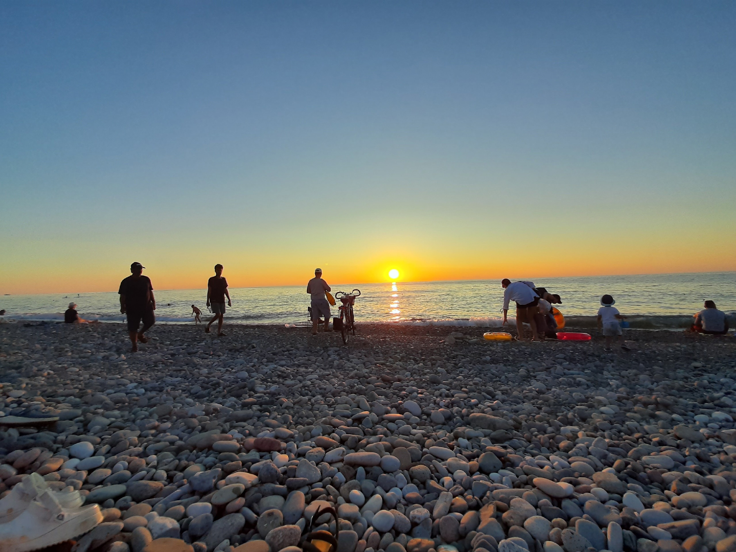 "Купаться невозможно, сидим на берегу": черноморский пляж преподнес гадкий сюрприз отдыхающим