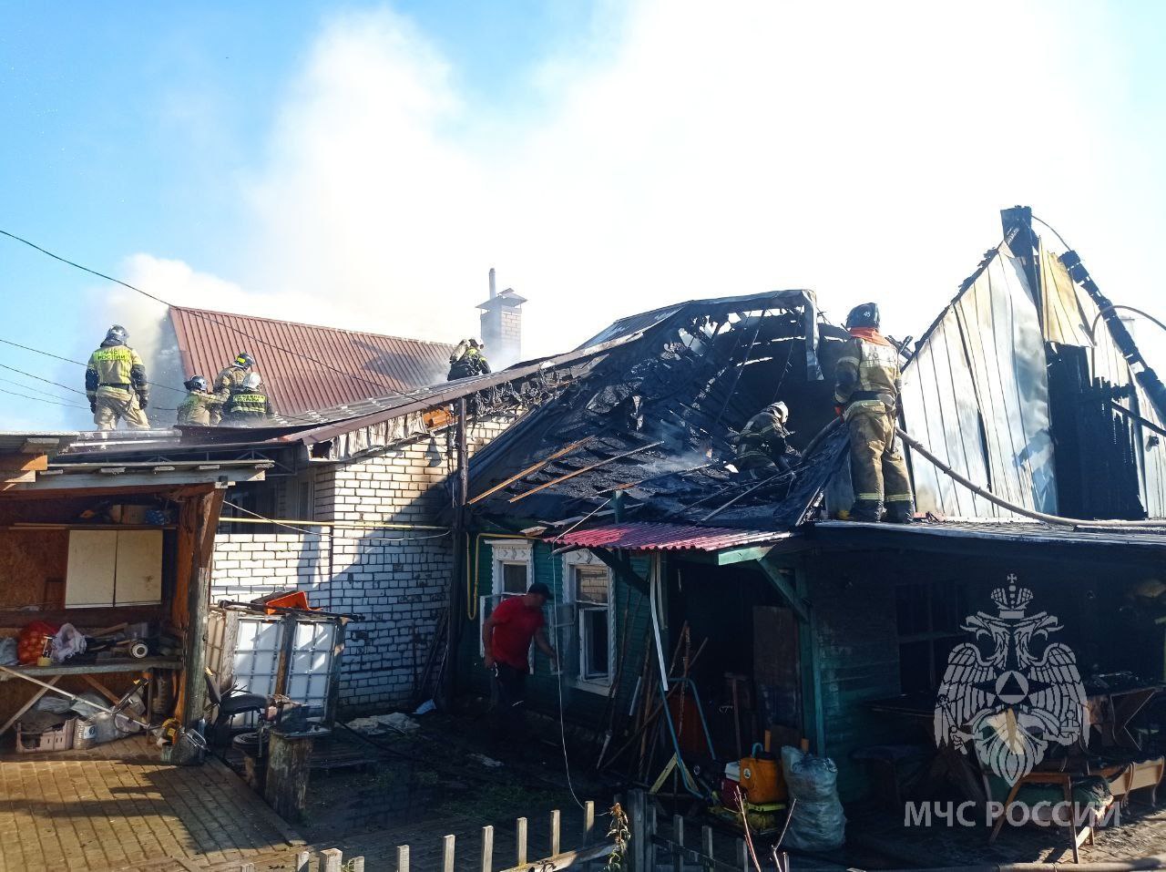 В Сормово вспыхнул пожар на 160 квадратов: загорелись сразу два дома