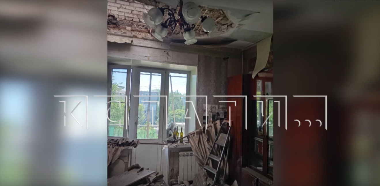Рабочий сломал позвоночник, провалившись с крыши в квартиру в Нижнем Новгороде 